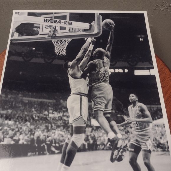 MICHAEL JORDAN DUNKS💥ON EWING  8.5x11 REPRINT 3 POSTER GLOSSY B/W BUNDLE SET!🔥 - Picture 3 of 16